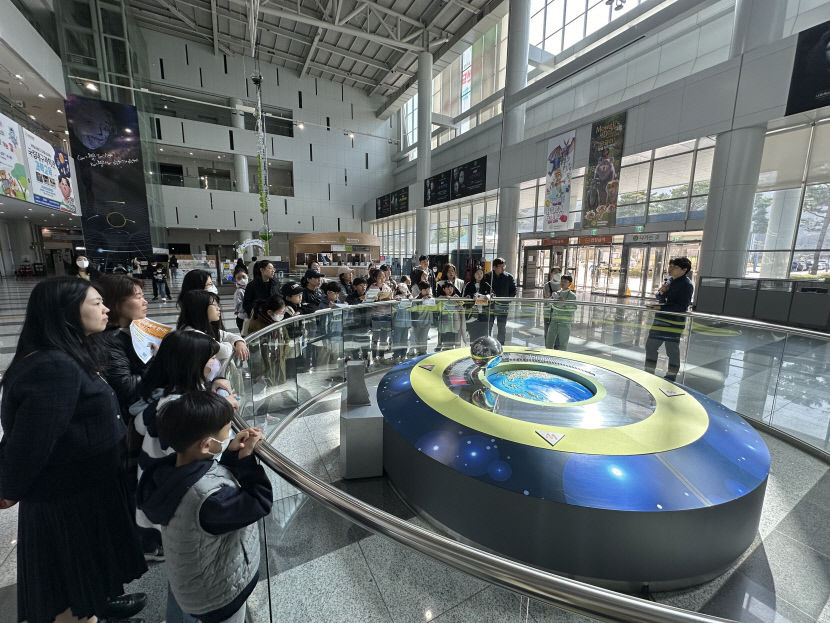 달성군립도서관, 교육기관과 과학·창작 프로그램 운영
