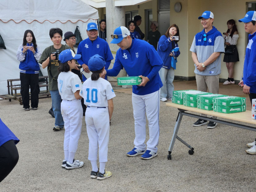 [푸른빛 오키나와] 삼성 라이온즈, 일본 야구-소프트볼팀 학생들에게 연습구 전달
