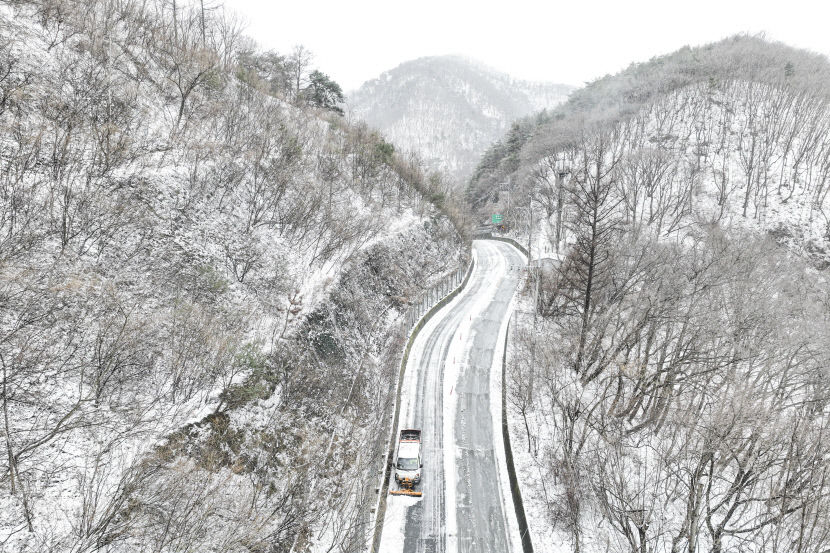 [포토뉴스] 봄을 시샘한 춘설, 경산 잉어재를 덮다