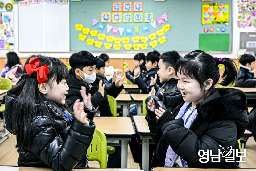 [포토뉴스] 초등학교 입학 첫날, 우린 벌써 친구!