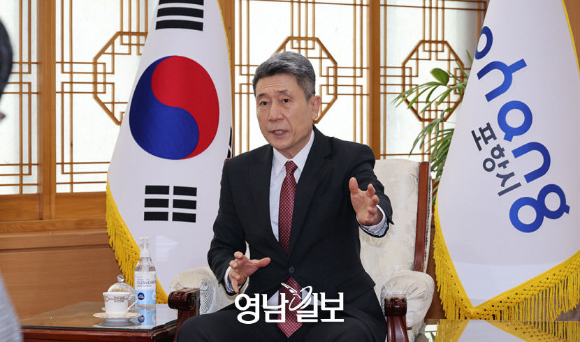 [토크 人사이드] 주력산업 철강·2차전지 불황…이강덕 포항시장의 위기 탈출 해법은