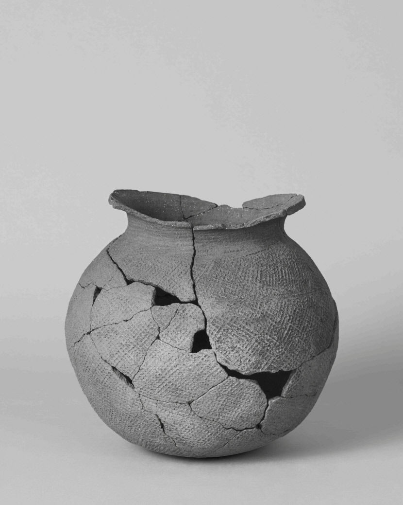 흑백사진 속 토기가 전하는 침묵의 소리는 어떤 느낌으로 다가올까?