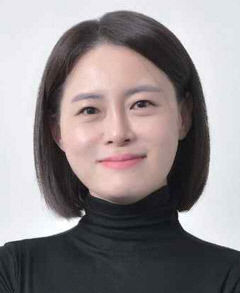 이현정 시인 첫 시집 지구를 돌리며 왔다 출간