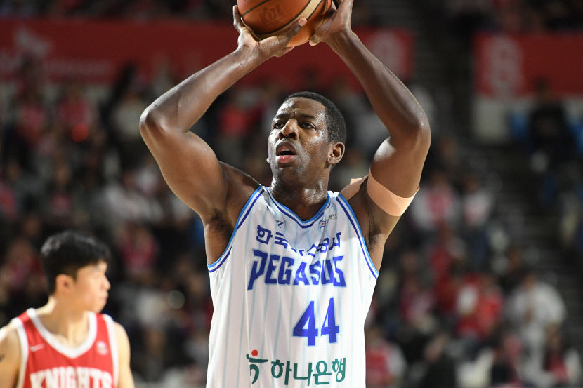 9일 잠실학생체육관에서 열린 '2024-2025시즌 KCC 프로농구(KBL)' 서울 SK 나이츠와의 경기에서 니콜슨이 자유투를 던지고 있다. <KBL 제공>