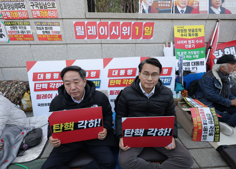 탄핵 결정 앞두고 野 단식·삭발 투쟁…與는 차분한 시위