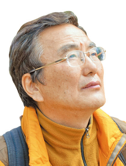 [김찬일의 방방곡곡 길을 걷다] 강원도 삼척 맹방해변 덕봉산, 드넓은 해변에 홀로 봉긋…작은 산이 하나 떠 있다