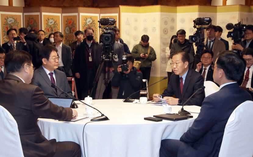 한걸음씩 물러선 여야 …멈춰선 여야 국정협의회 재개될 듯
