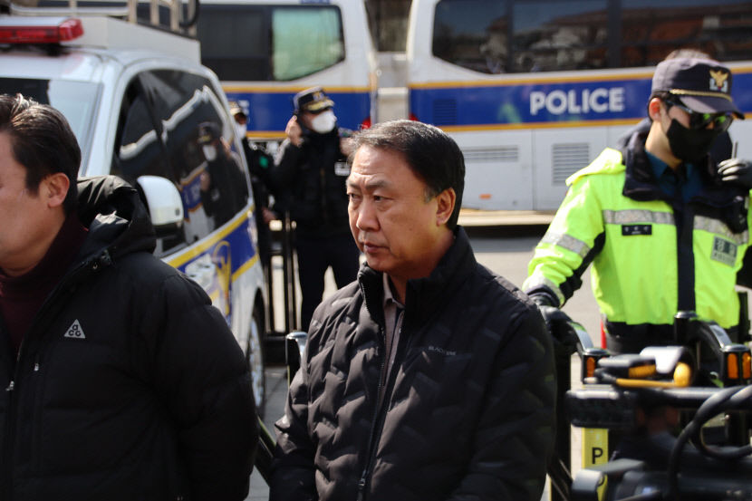 김위상, 헌재 앞에서 尹 대통령 탄핵 기각 촉구하며 1인 시위 동참
