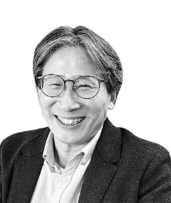 [윤철희의 세상풍경] 안전벨트를 바짝 조여 맬 때