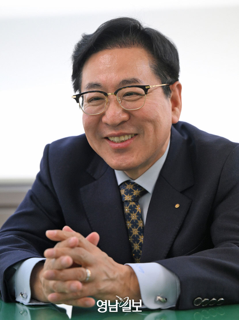 [TALK&TALK] 트로트 가수 덕강으로 데뷔한 정익균 전 국제로타리 3700지구 총재