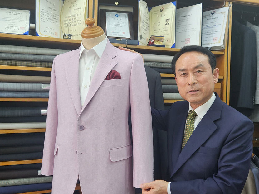 [주말, 픽] 봉사·재능기부로 멋들어진 인생 후반 살고파…46년 외길 맞춤양복의 대가 구미 김칠규 장인