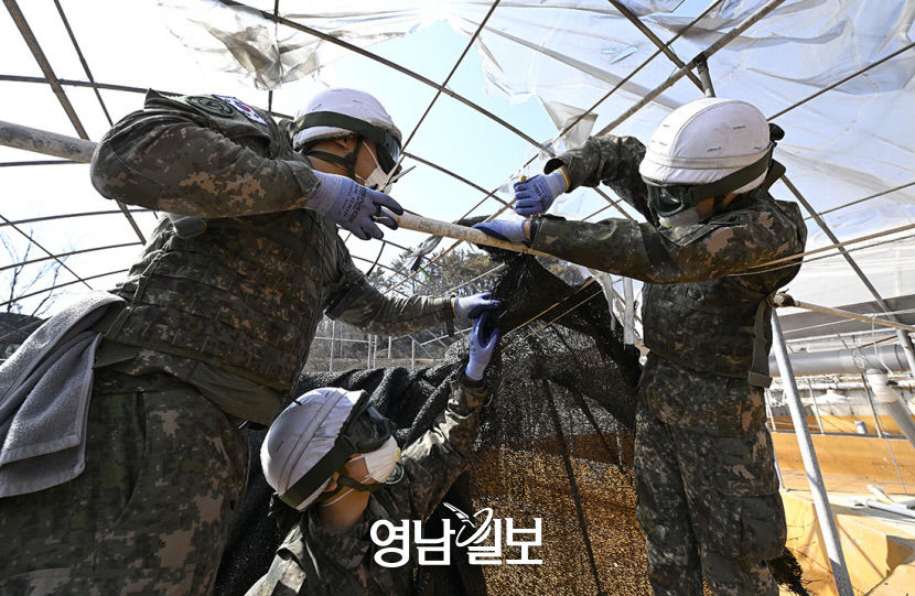 [포토뉴스] 영덕 양식장 복구 나선 50사단 장병들
