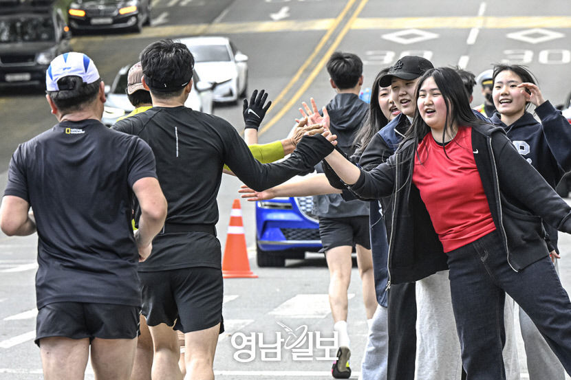 [포토뉴스] 아빠 파이팅 끝까지 힘내세요…거리마다 기운 팍팍 응원 레이스