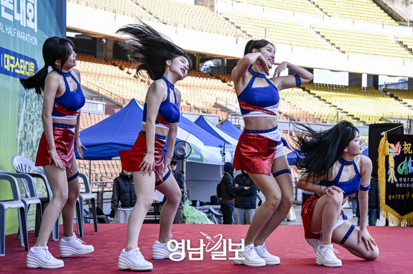 [포토뉴스] 아빠 파이팅 끝까지 힘내세요…거리마다 기운 팍팍 응원 레이스