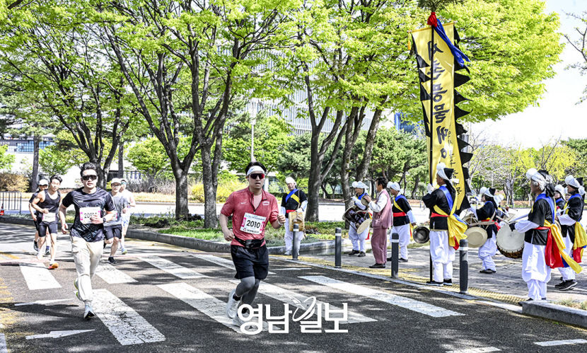 [포토뉴스] 아빠 파이팅 끝까지 힘내세요…거리마다 기운 팍팍 응원 레이스