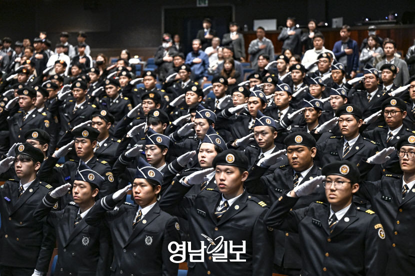 [포토뉴스] 경례하는 軍특성화고 학생들