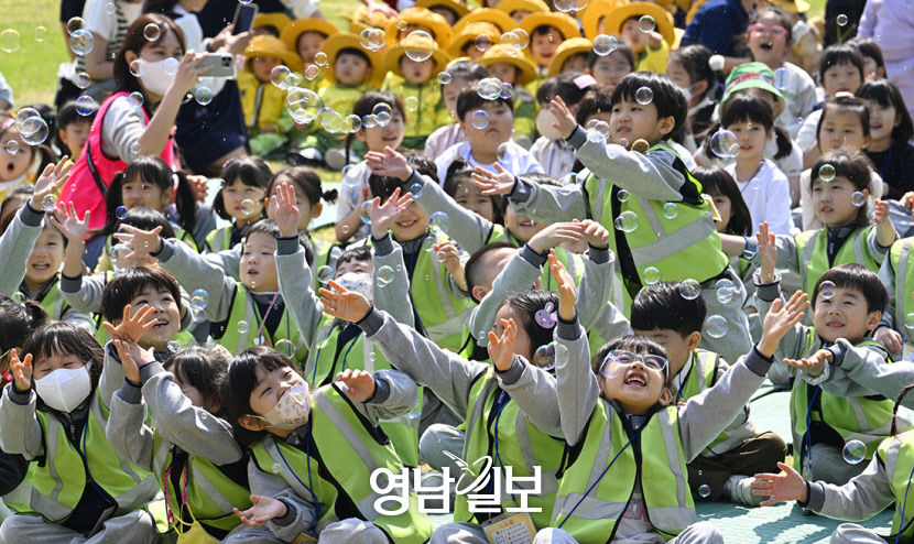 [포토뉴스] 둥실둥실 비눗방울에 동심도 두둥실