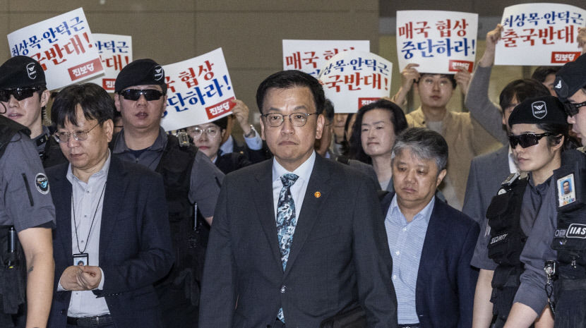 [포토뉴스] 崔, 반대 시위속 美 출국