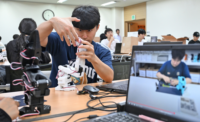 [허깅페이스 해커톤 韓 대회] 52시간 사투 끝 '피지컬 AI' 혁신 쏟아졌... - 뉴스 썸네일 이미지