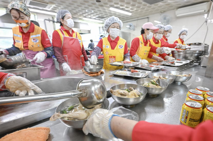 [포토뉴스] 어르신 여름나기, 삼계탕으로 응원
