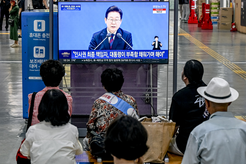 [포토뉴스] 이재명 대통령 기자회견 보는 대구 시민들