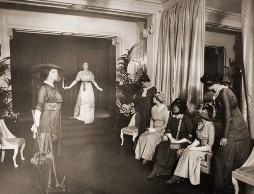 [한희정의 소소한 패션 히스토리] 패션쇼, 메시지의 예술과 신상의 첫 ... - 뉴스 썸네일 이미지