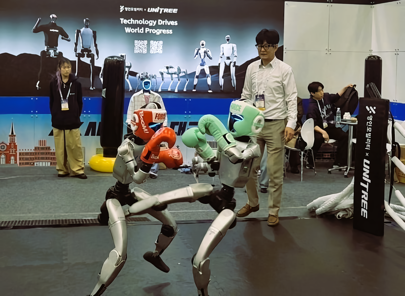 [FIX 2025 르포] '로봇'이 원투 펀치에 발차기까지...미래기술 향연에... - 뉴스 썸네일 이미지
