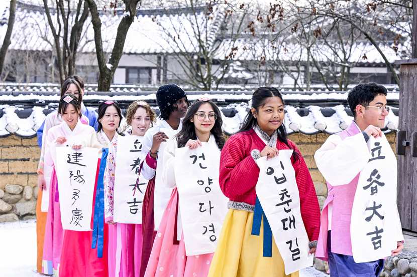 영남대학교에서 외국인 교환학생이 입춘첩을 쓰는 체험