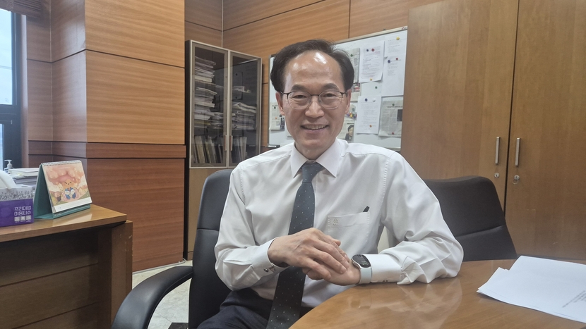 [주말 인터뷰] 윤칠석 경북IT융합산업기술원장 연임..."단순 지원 넘어... - 뉴스 썸네일 이미지