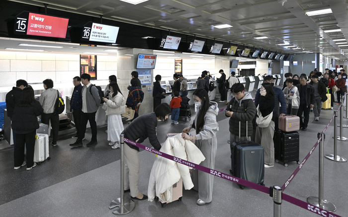 [포토뉴스] 설 연휴 앞두고 붐비는 대구공항