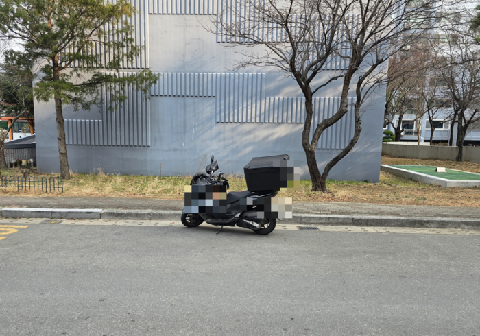 오토바이로 ‘주차 알박기’ 주민간 갈등...관리사무소도 대책 없어 난감 