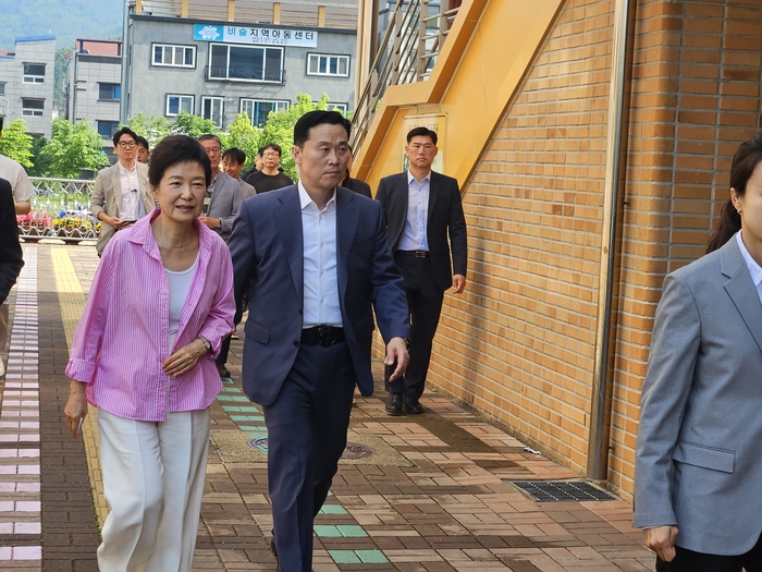 대구 달성서 투표한 박근혜 전 대통령…정치 행보 질문엔 “그냥 가겠습니다”