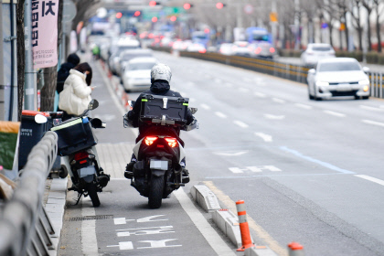 자전거길로 역주행…`도로 위의 무법자` 오토바이 배달원