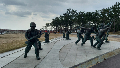 [김찬일의 방방곡곡길을 걷다] 장사상륙작전 전승기념공원, 보름간의 훈련만 거치고 북한군과 맞붙은 772명의 어린 영웅들