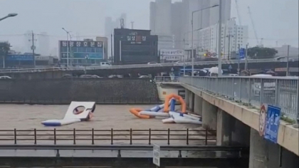 폭우에 수위 오르자 대구 신천 물놀이장 시설마저 떠내려가