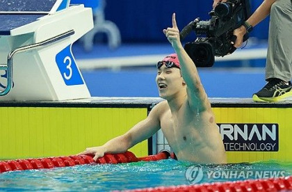 기록 2차례 갈아치운 지유찬, 남자 수영 자유형 50m서 금메달