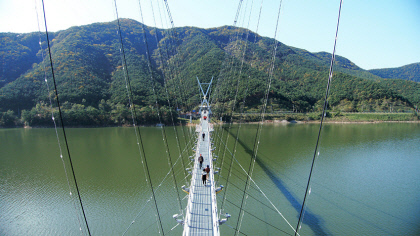 [주말&여행] 경북 영천 보현산댐, 떠다니듯 거니는 530m 수상길…짙은 가을을 가로지르다