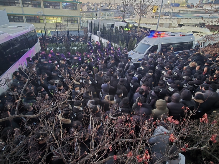 [속보] 공수처·경찰, 尹관저 2차 저지선 접근…尹 체포영장 본격 집행