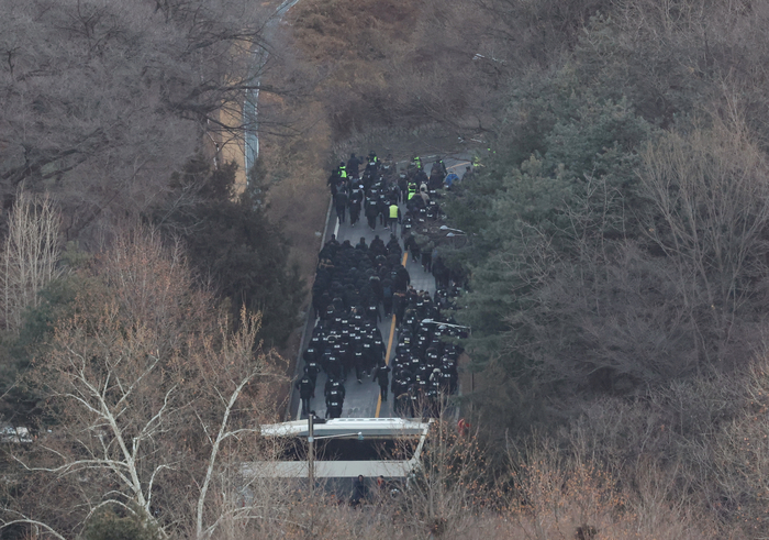 [속보] 공수처·경찰, 尹관저 3차 저지선 도착…철문 뒤 버스 차벽