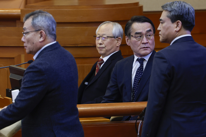 [속보] 尹측 “질서 회복 필요 없었는데 탄핵…정권 탈취하려는 것”