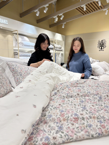 [포토뉴스] 봄 이불로 '집 화사하게 꾸며 봄'