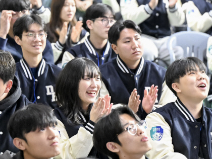 [포토뉴스] 봄과 함께 찾아온 신입생들의 활짝 웃음