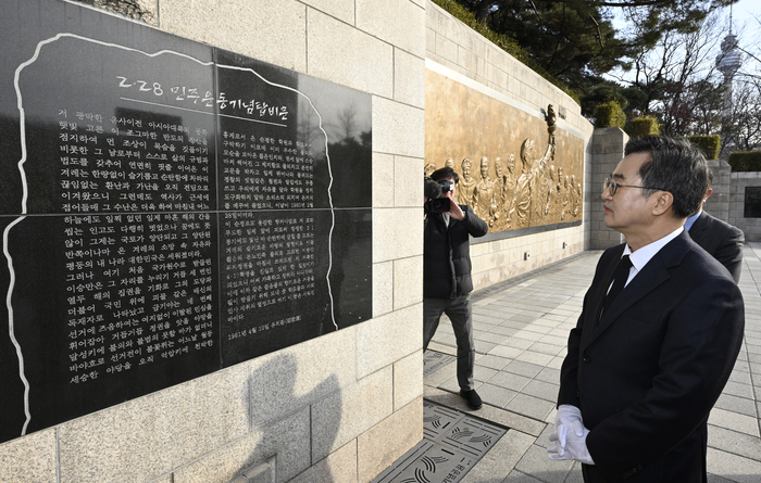 [포토뉴스] 대구 2.28 민주운동기념탑 비문 살펴보는 김동연 경기도지사