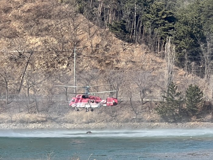 울진군 울진읍 산불, 진화작업 총력...50대 여성 화상 입어 병원 이송[2보]