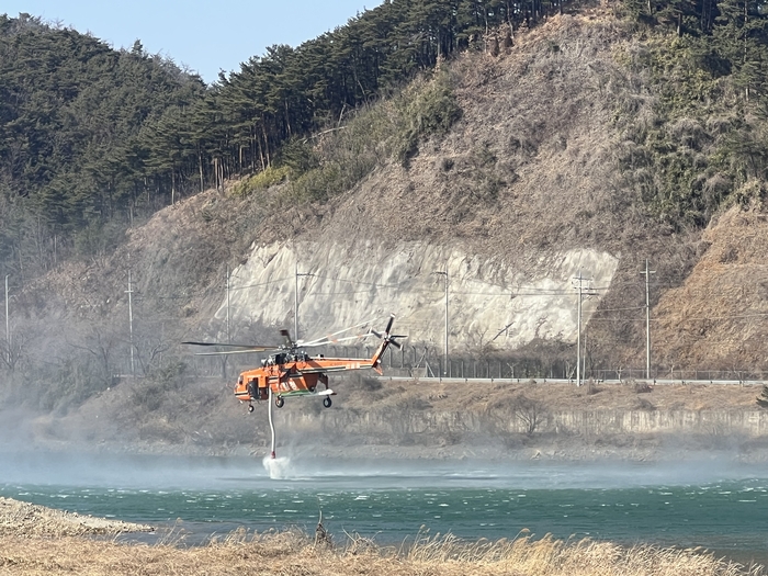 울진군 울진읍 야산에서 산불 발생… 소방당국 진화 작업 총력
