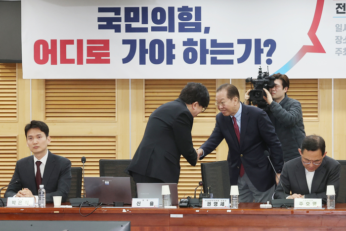 민주는 대권 경쟁 본격화하는데…속타는 국민의힘