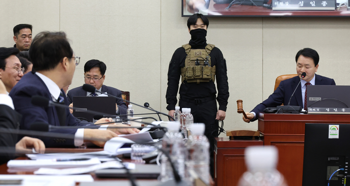 고성 오가는 국회 국방위 '잠시정회'