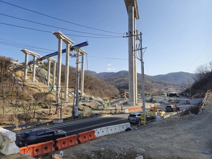 충남 천안 고속도로 공사장 붕괴…작업자 여러 명 매몰 추정