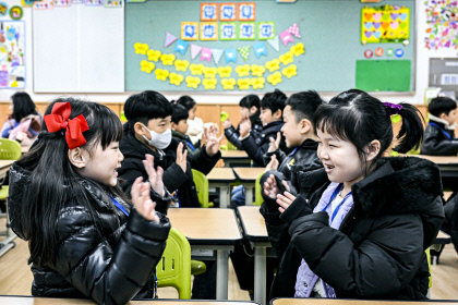 [포토뉴스] 초등학교 입학 첫날, 우린 벌써 친구!