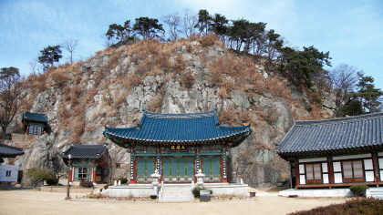 [주말&여행] 부산 녹산동 녹도 수능엄사, 녹두만한 갯바위 섬에 5월이 더 아름다운 작은 절집 하나